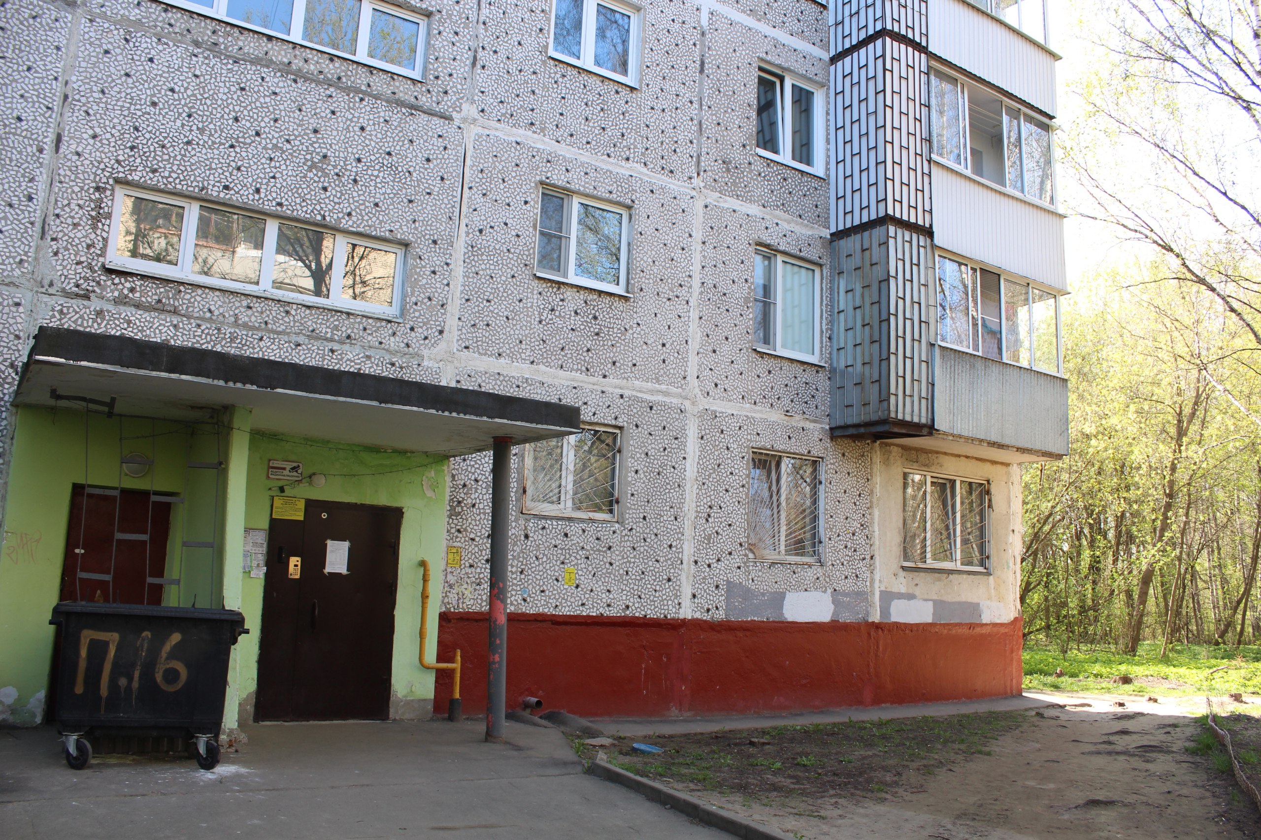 Заместитель главы городского округа Фрязино Антон Тропин совместно с представителями МБУ "Городское хозяйство" встретился сегодня с жителями закрепленной территории у дома №16 по улице Полевая