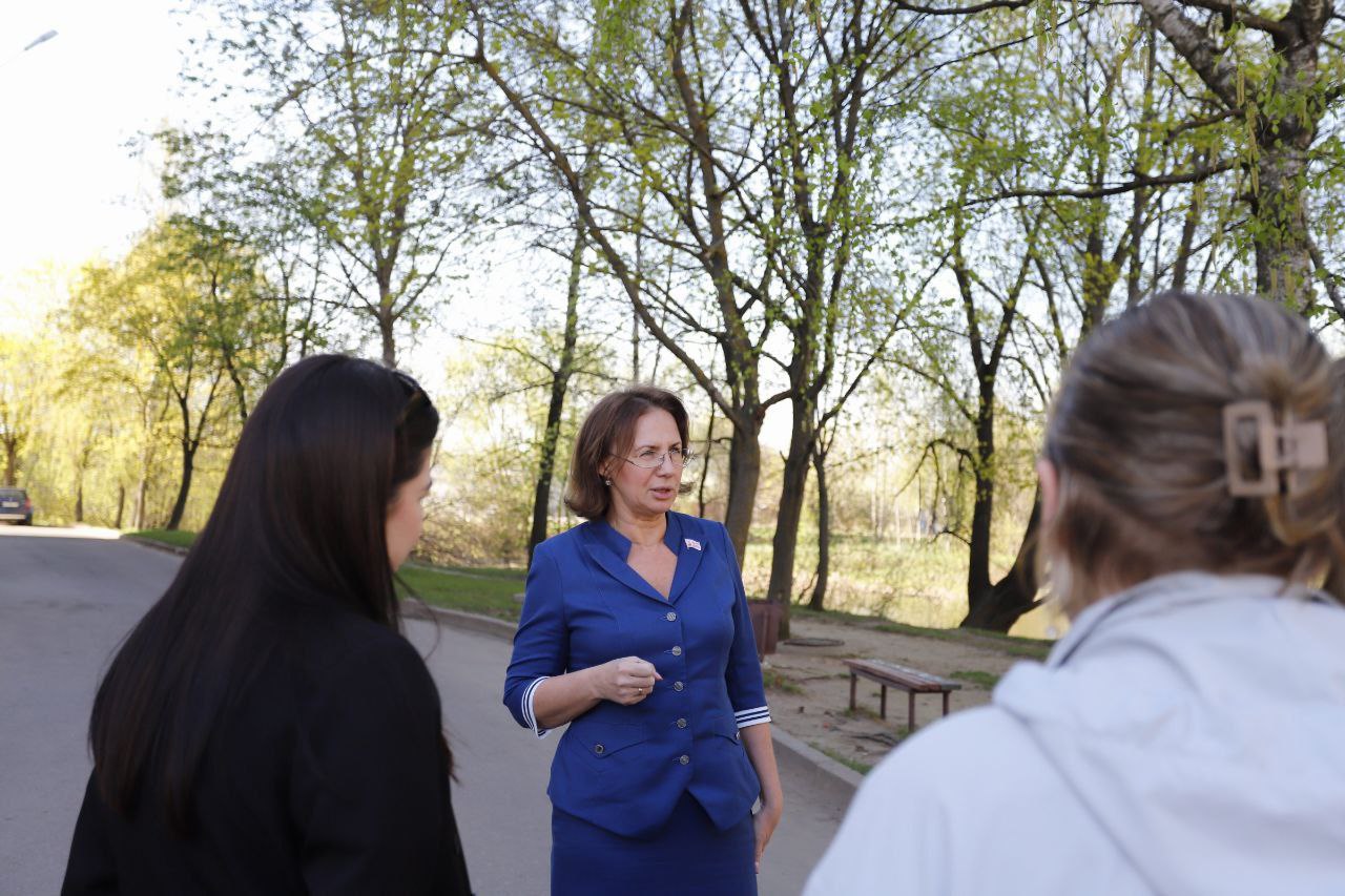 Заместитель главы городского округа Фрязино Юлия Шувалова провела встречу с жителями дома № 6 по Окружному проезду в рамках обхода территории