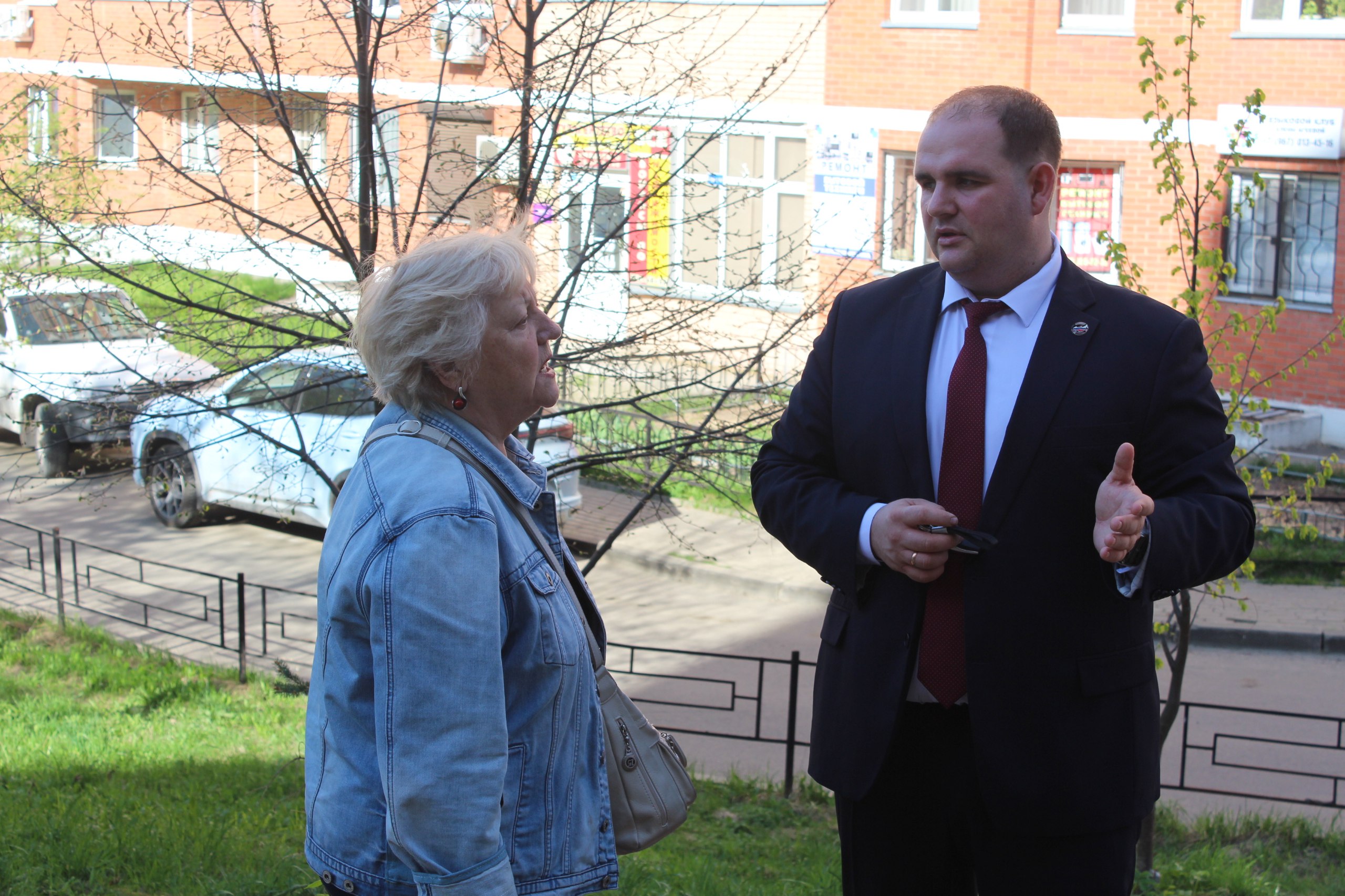 Встреча заместителя главы городского округа Фрязино Артёма Вольчака с жителями дома №27 по улице Полевой