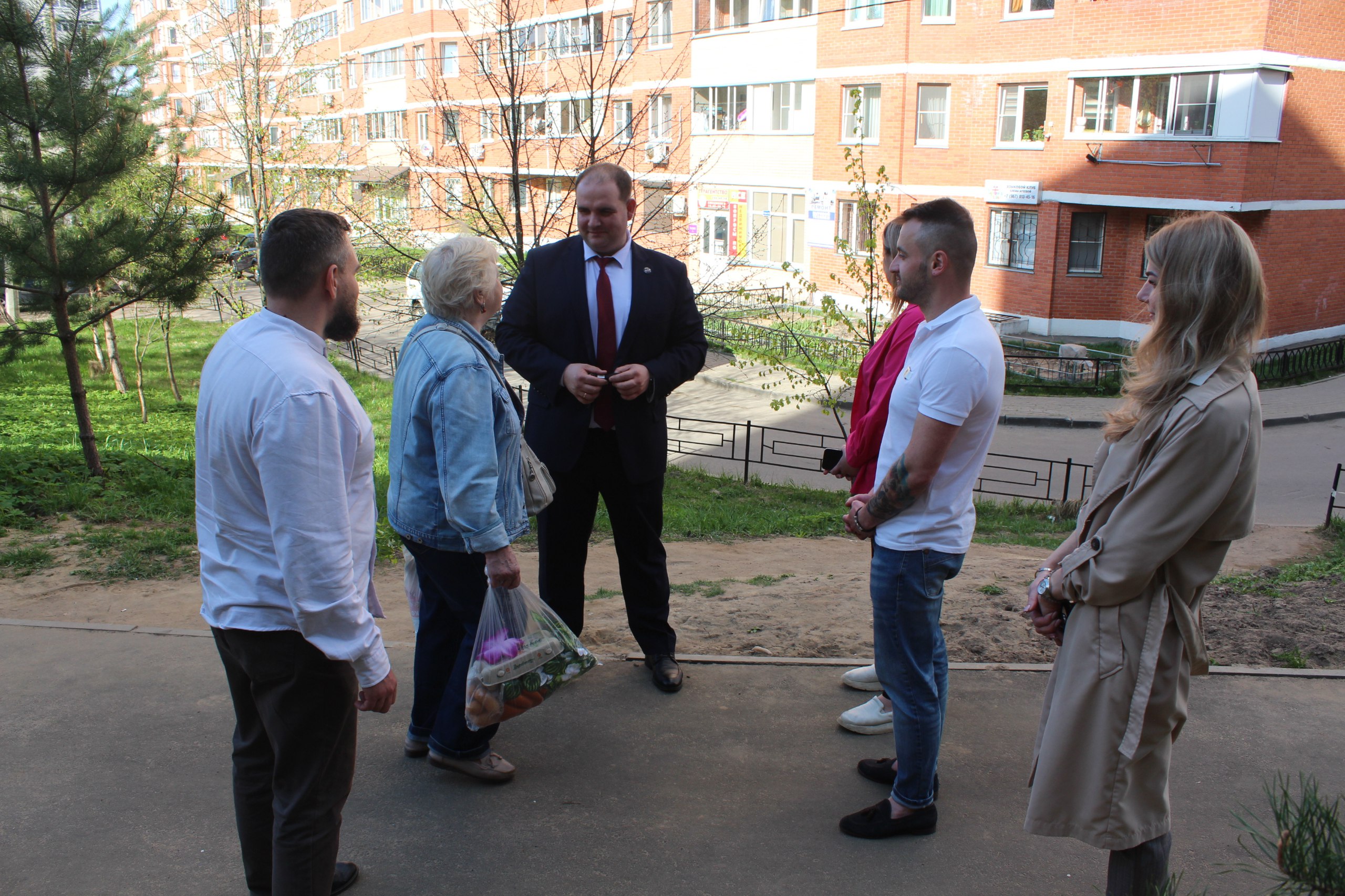 Встреча заместителя главы городского округа Фрязино Артёма Вольчака с жителями дома №27 по улице Полевой