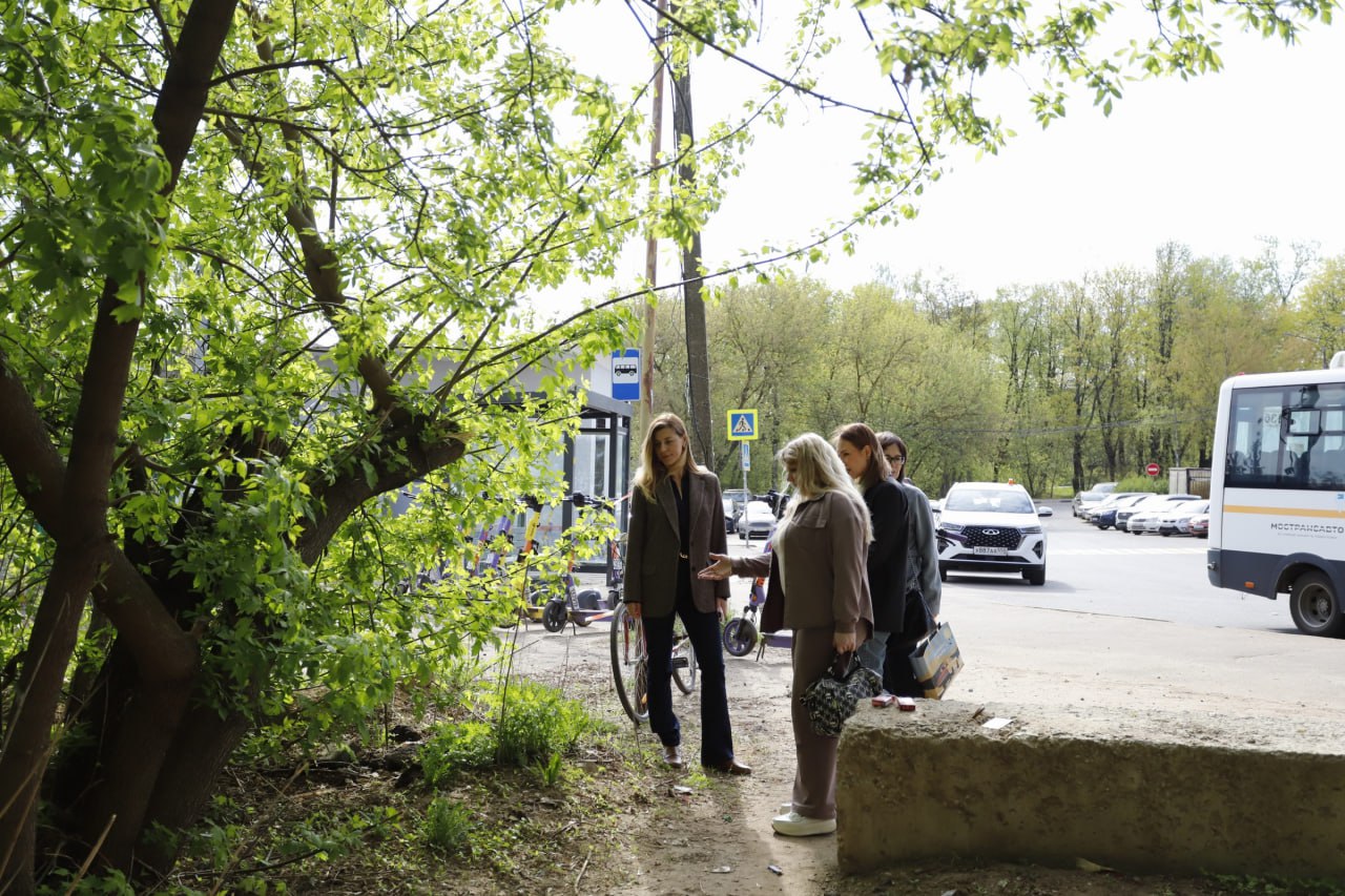 В рамках обхода территории заместитель главы г.о. Фрязино Наталия Князева провела встречу с жителями у железнодорожной станции "Фрязино-Пассажирская"