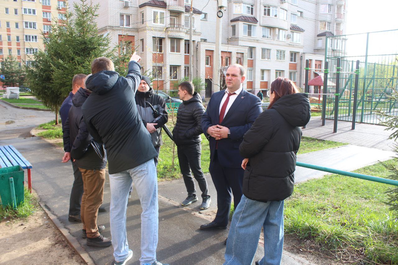 Заместитель главы Фрязино Артем Вольчак провел встречу с жителями дома №6 по улице Октябрьская
