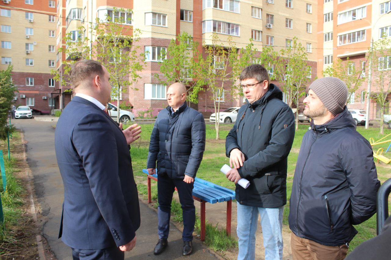 Заместитель главы Фрязино Артем Вольчак провел встречу с жителями дома №6 по улице Октябрьская