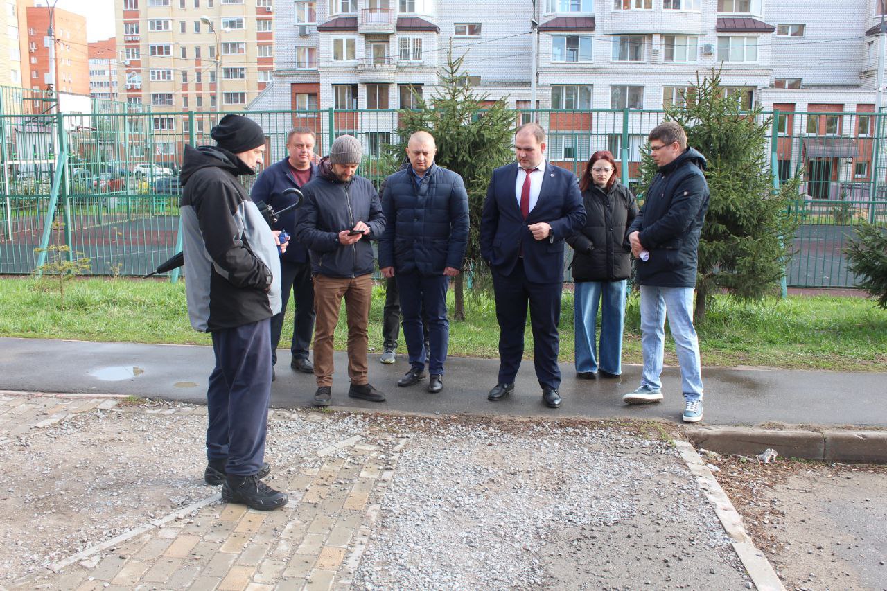 Заместитель главы Фрязино Артем Вольчак провел встречу с жителями дома №6 по улице Октябрьская