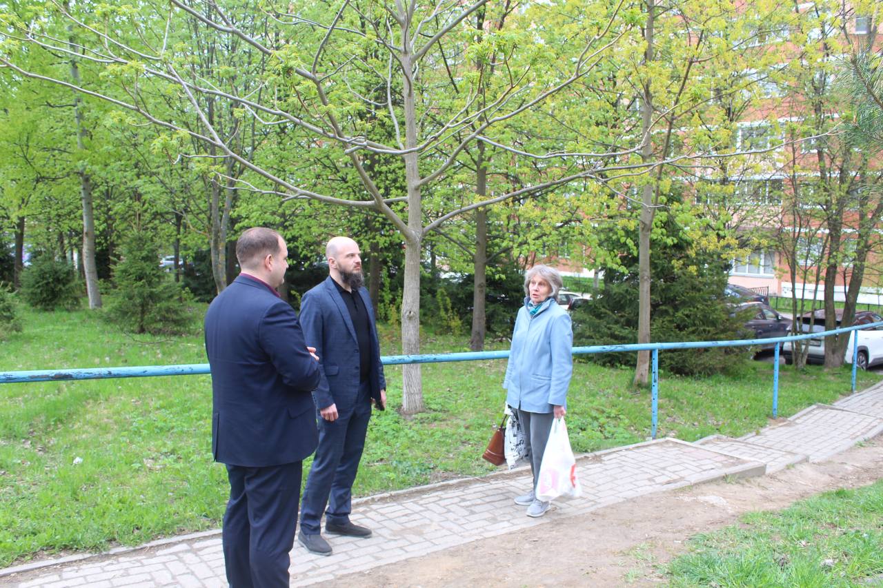 Заместитель главы Фрязино Артем Вольчак взял на контроль восстановление газона и ремонт лестницы на улице Павла Блинова