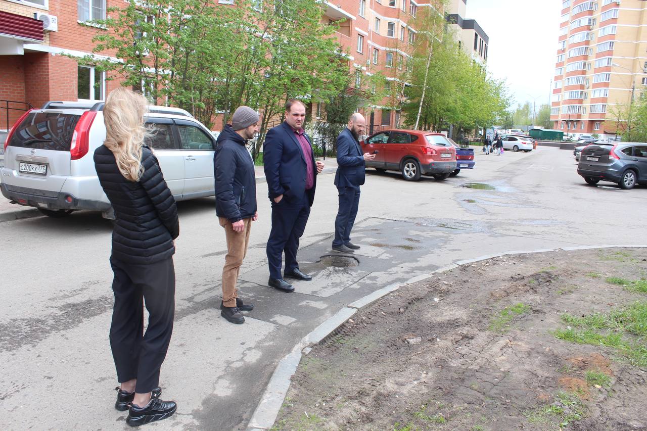 Заместитель главы Фрязино Артем Вольчак взял на контроль восстановление газона и ремонт лестницы на улице Павла Блинова
