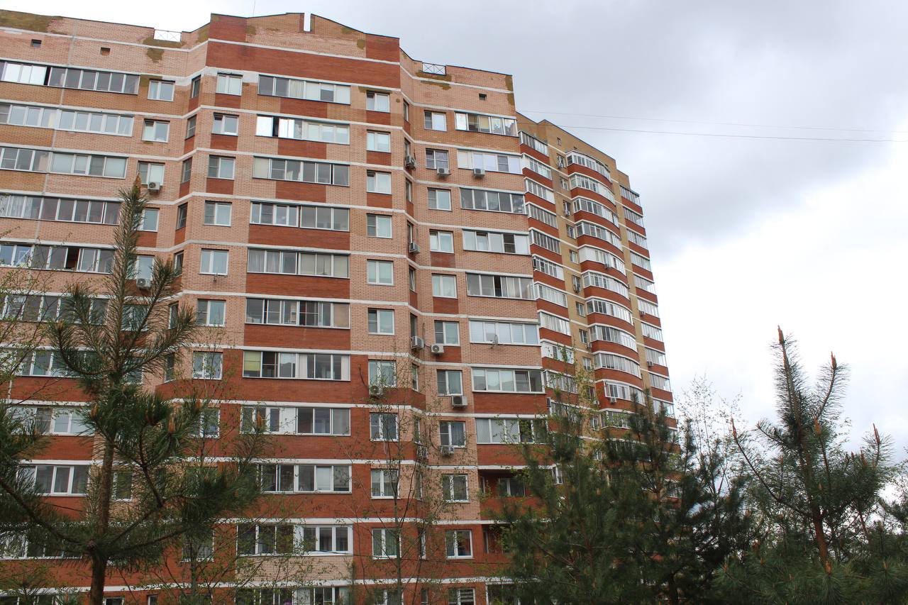 Заместитель главы Фрязино Артем Вольчак взял на контроль восстановление газона и ремонт лестницы на улице Павла Блинова