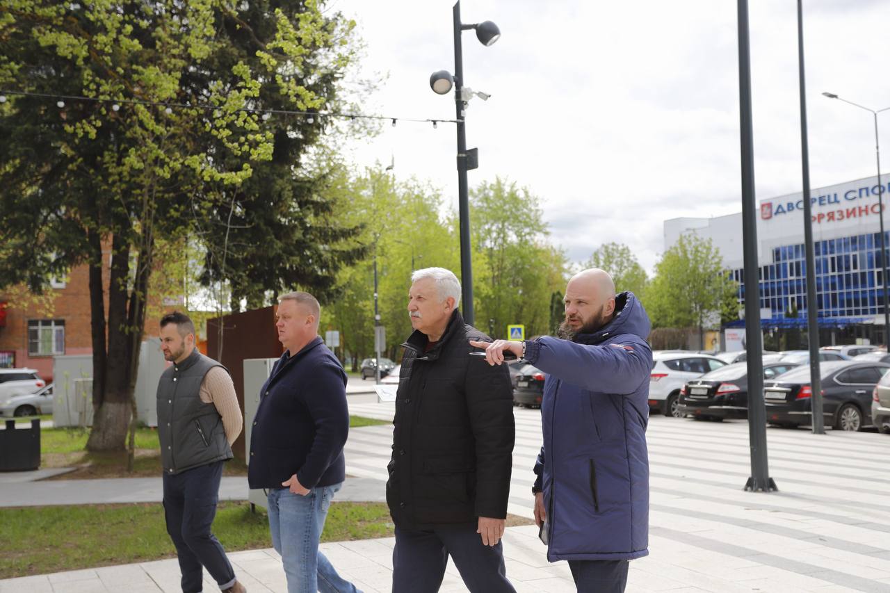 Первый заместитель главы городского округа Фрязино Сергей Горячев провел встречу с подрядными организациями на Площади Победы
