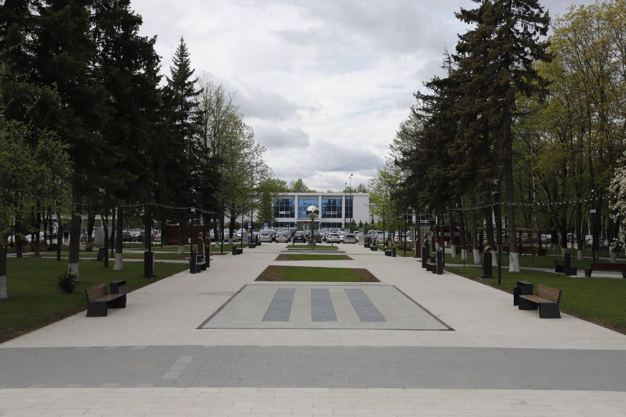 Первый заместитель главы городского округа Фрязино Сергей Горячев провел встречу с подрядными организациями на Площади Победы