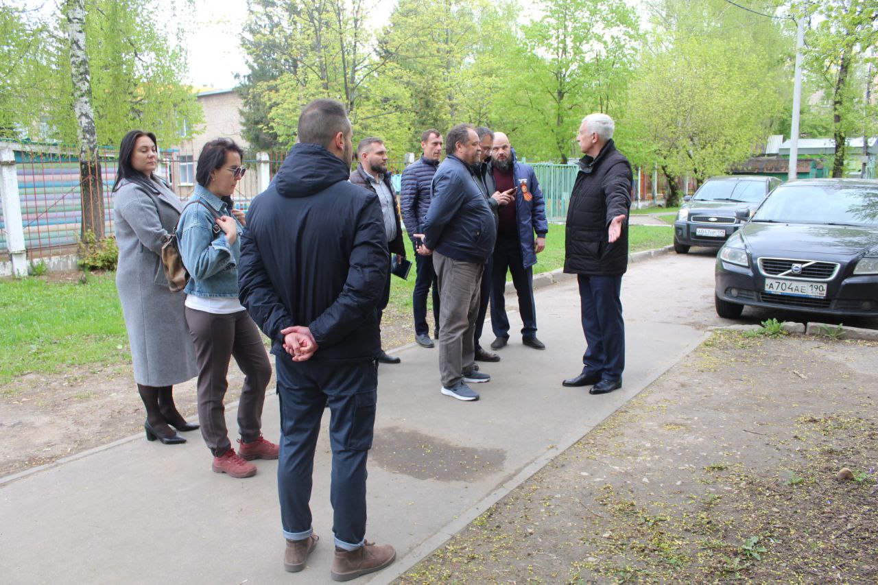 Первый заместитель главы городского округа Фрязино Сергей Горячев провел выездную встречу с жителями домов №2а и №12 по улице Институтской