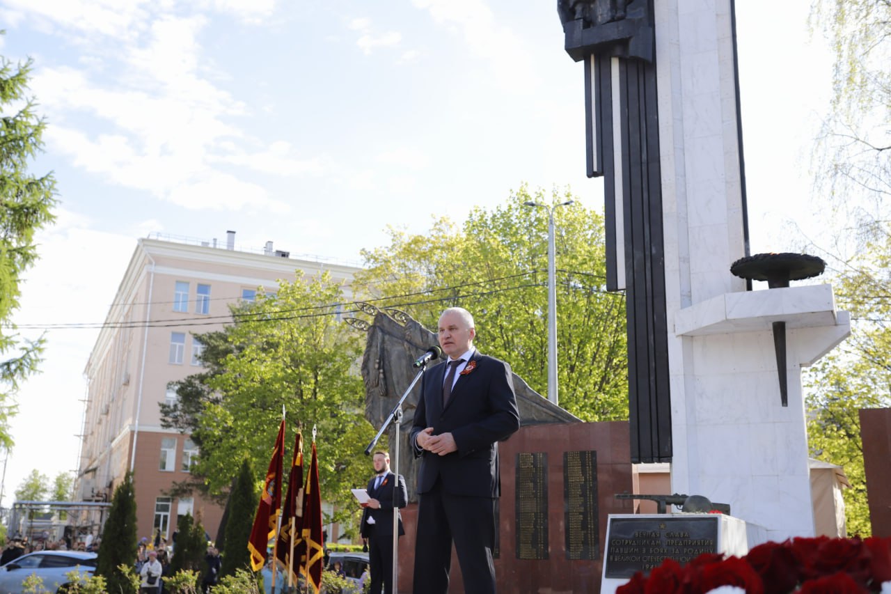Глава городского округа Фрязино Дмитрий Воробьев вместе с генеральным конструктором АО &laquo;НПП &laquo;Исток&raquo; им. Шокина&raquo; Александром Борисовым почтили память павших в годы Великой Отечественной войны.