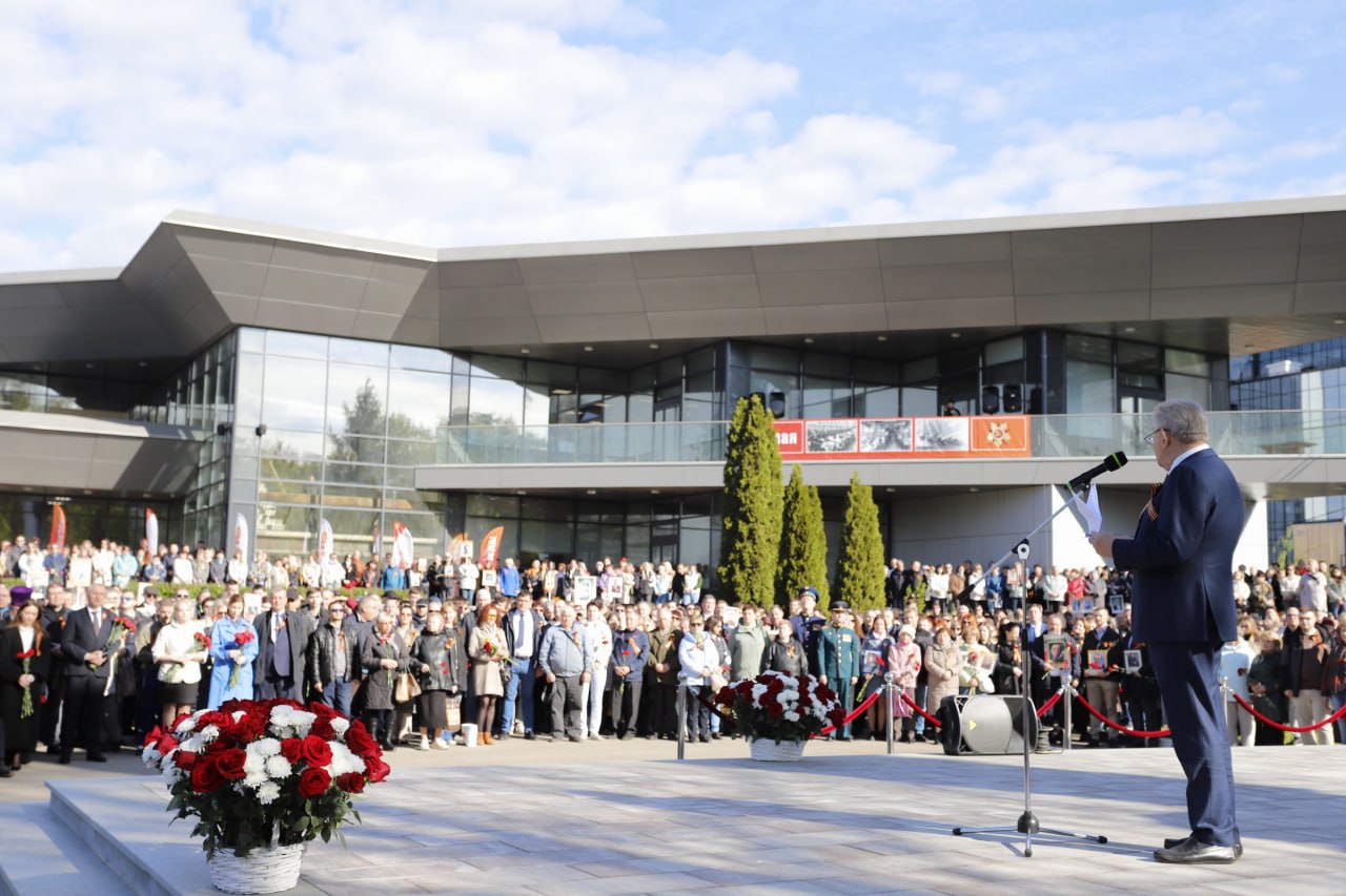 Глава городского округа Фрязино Дмитрий Воробьев вместе с генеральным конструктором АО &laquo;НПП &laquo;Исток&raquo; им. Шокина&raquo; Александром Борисовым почтили память павших в годы Великой Отечественной войны.