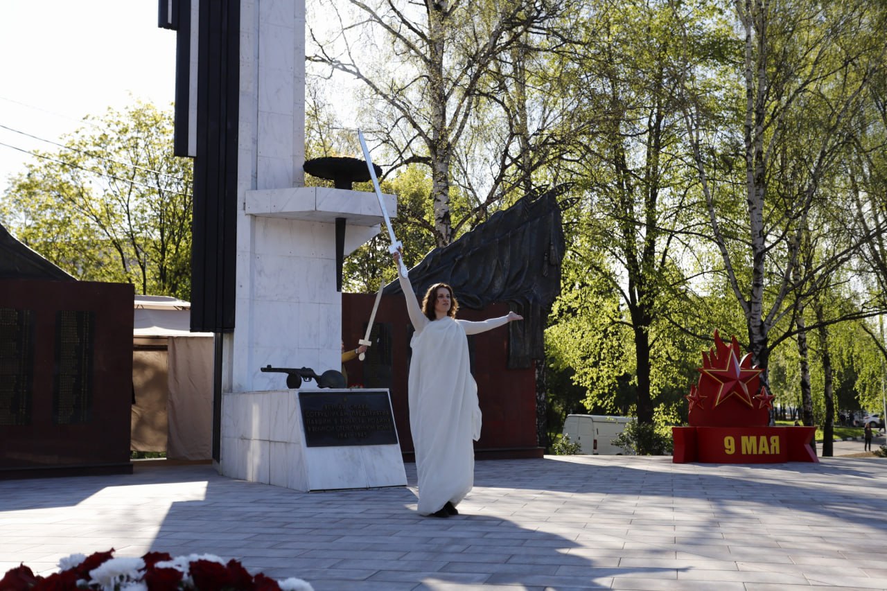 Глава городского округа Фрязино Дмитрий Воробьев вместе с генеральным конструктором АО &laquo;НПП &laquo;Исток&raquo; им. Шокина&raquo; Александром Борисовым почтили память павших в годы Великой Отечественной войны.