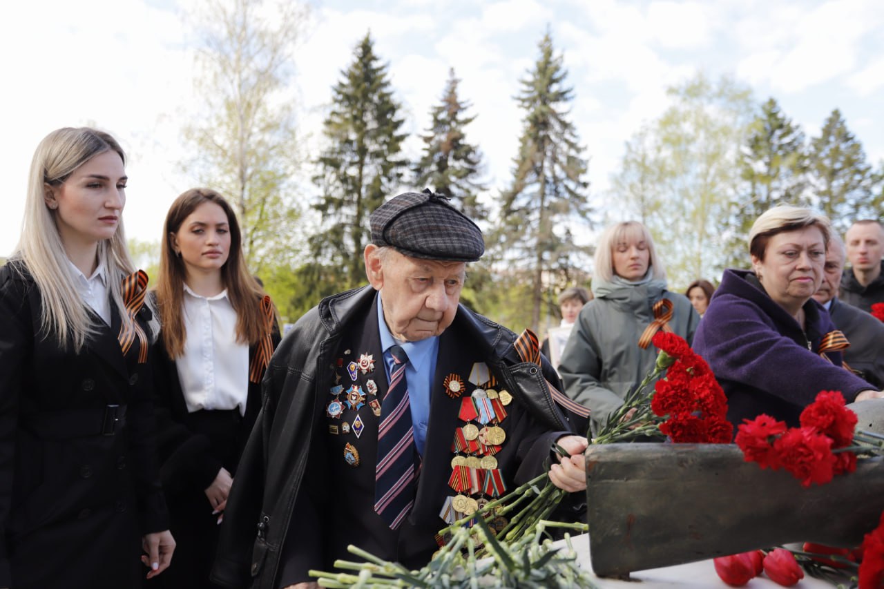 Глава городского округа Фрязино Дмитрий Воробьев вместе с генеральным конструктором АО &laquo;НПП &laquo;Исток&raquo; им. Шокина&raquo; Александром Борисовым почтили память павших в годы Великой Отечественной войны.