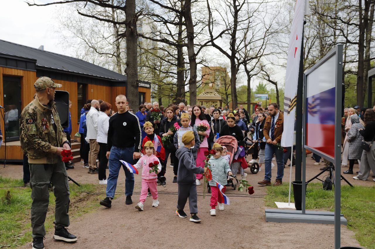 Глава городского округа Фрязино Дмитрий Воробьев вместе с семьями участников СВО торжественно открыл &laquo;Аллею Памяти&raquo; во Фрязинском лесопарке