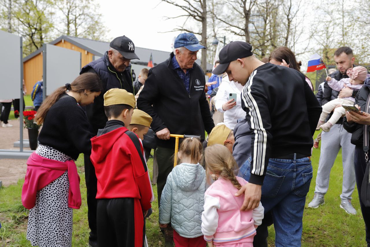 Глава городского округа Фрязино Дмитрий Воробьев вместе с семьями участников СВО торжественно открыл &laquo;Аллею Памяти&raquo; во Фрязинском лесопарке