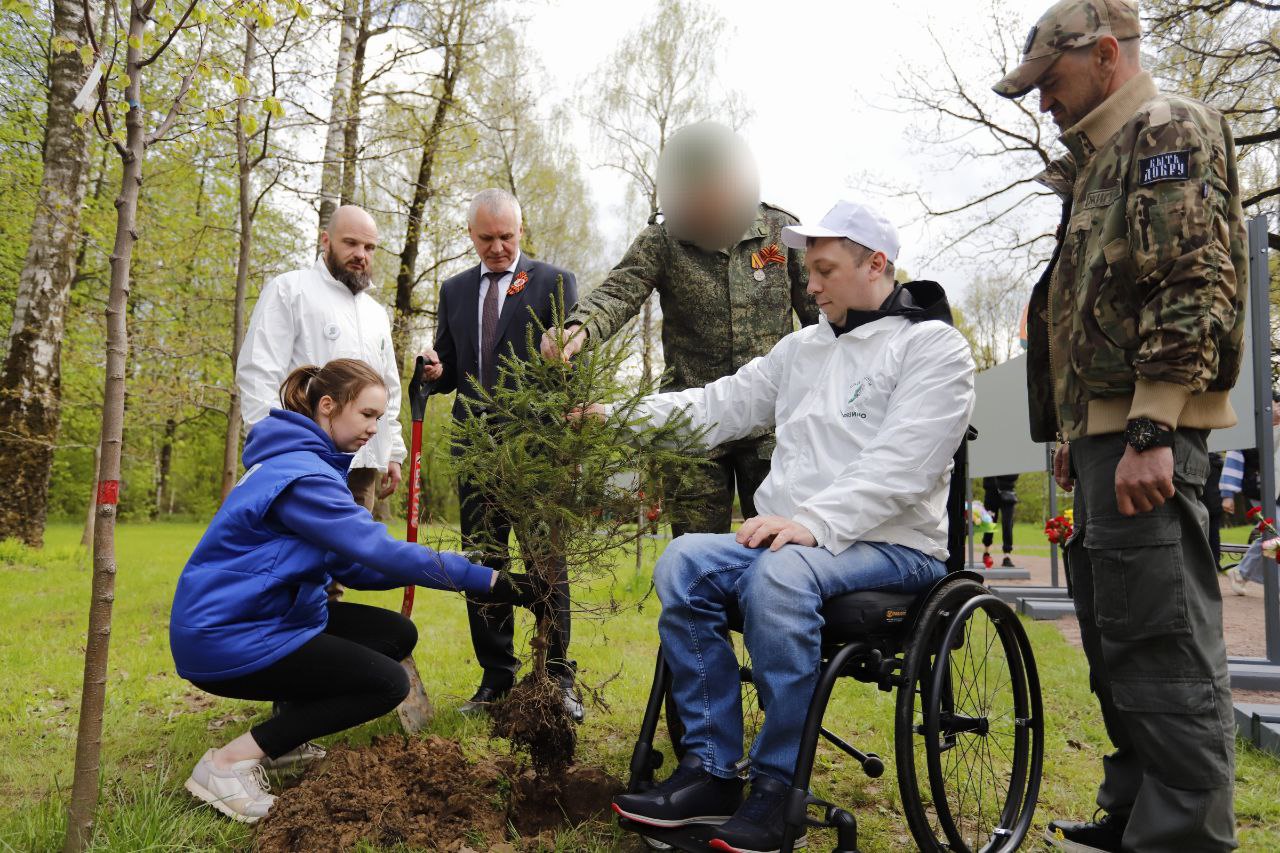 Глава городского округа Фрязино Дмитрий Воробьев вместе с семьями участников СВО торжественно открыл &laquo;Аллею Памяти&raquo; во Фрязинском лесопарке