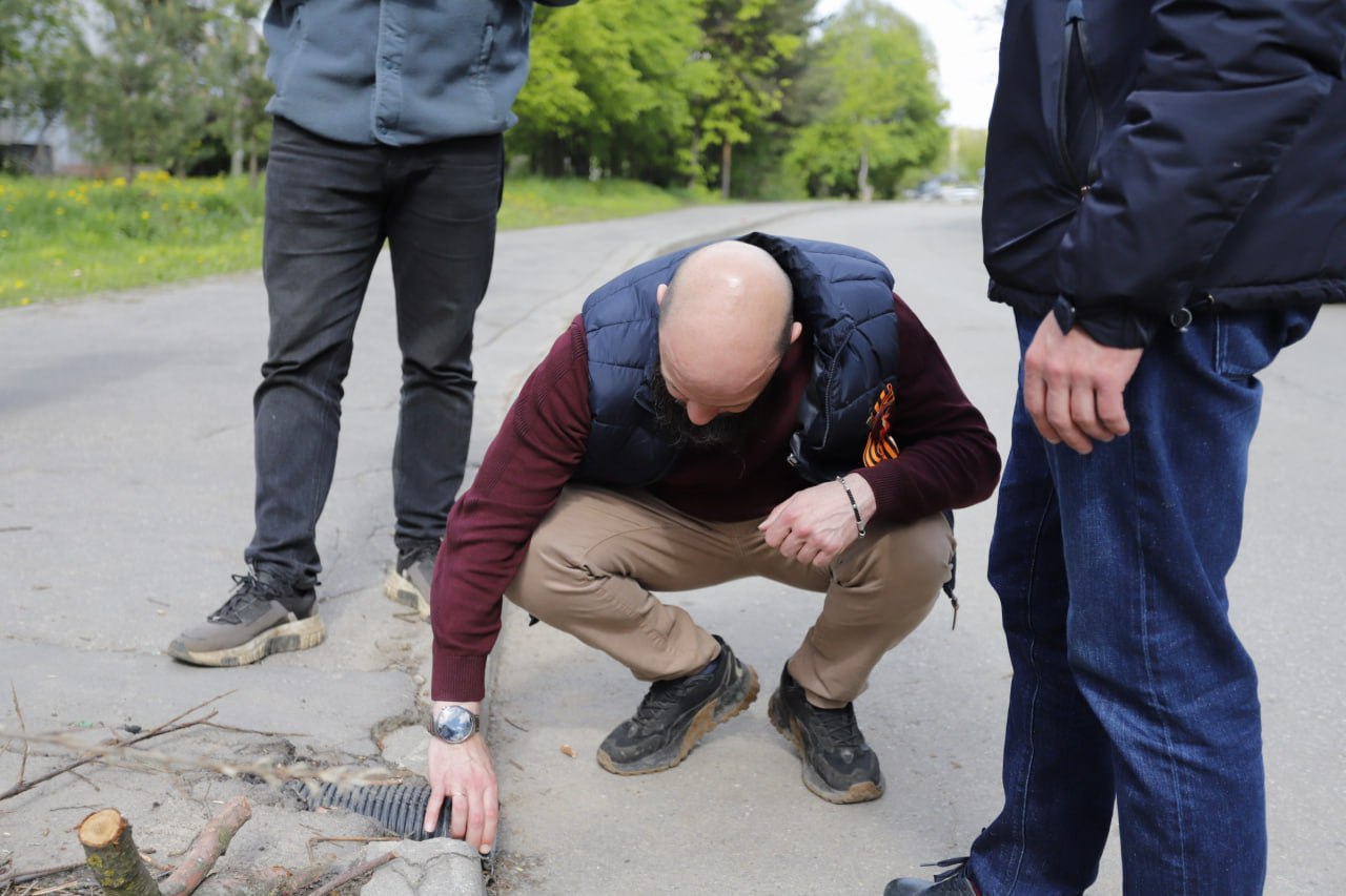 Начальник управления благоустройства Павел Никишкин в рамках обхода территории осмотрел ливневый сток у дома №4 по улице 60 лет СССР