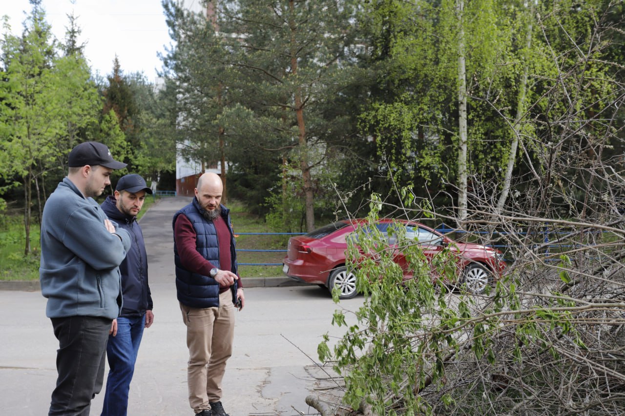 Начальник управления благоустройства Павел Никишкин в рамках обхода территории осмотрел ливневый сток у дома №4 по улице 60 лет СССР