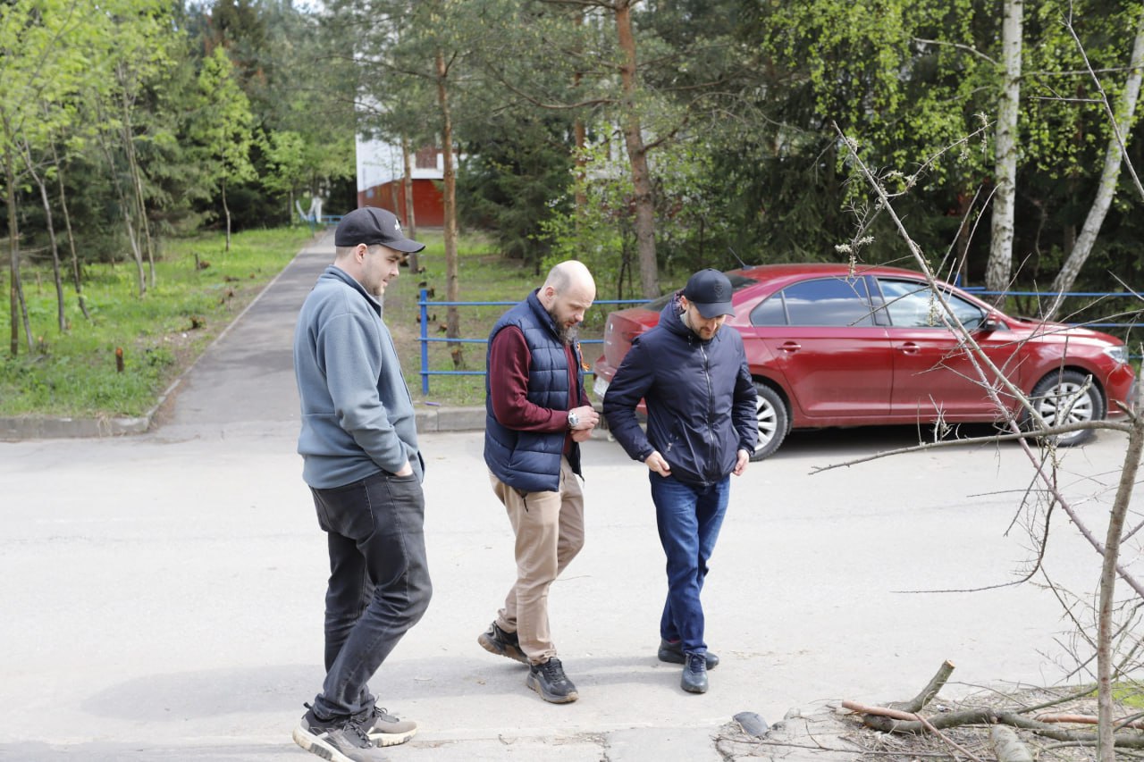 Начальник управления благоустройства Павел Никишкин в рамках обхода территории осмотрел ливневый сток у дома №4 по улице 60 лет СССР