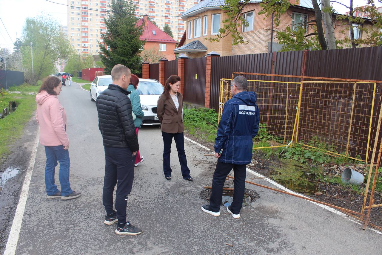 Заместитель главы городского округа Фрязино Наталья Силаева провела встречу с жителями улицы Попова, д. 29, посвященную вопросу ситуации с изливом воды из колодца