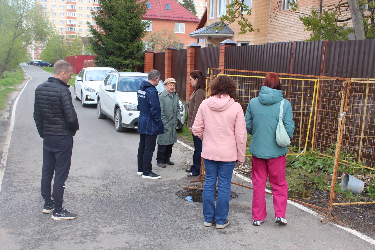 Заместитель главы городского округа Фрязино Наталья Силаева провела встречу с жителями улицы Попова, д. 29, посвященную вопросу ситуации с изливом воды из колодца
