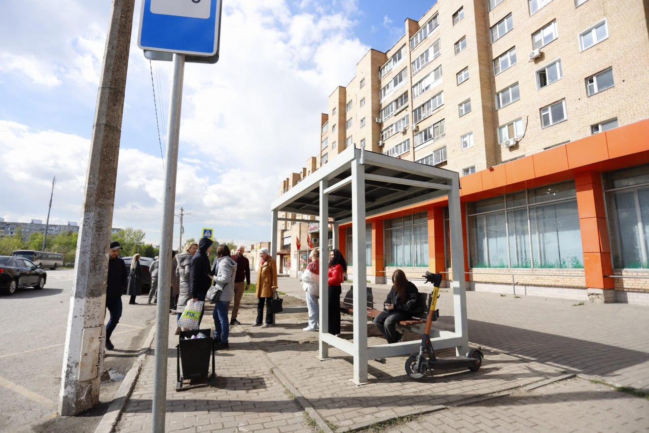 В рамках срочной выездной администрации начальник управления благоустройства Павел Никишкин вместе с коллегами провел встречу с жителями у автобусной остановки возле дома №15 на ул. Полевой