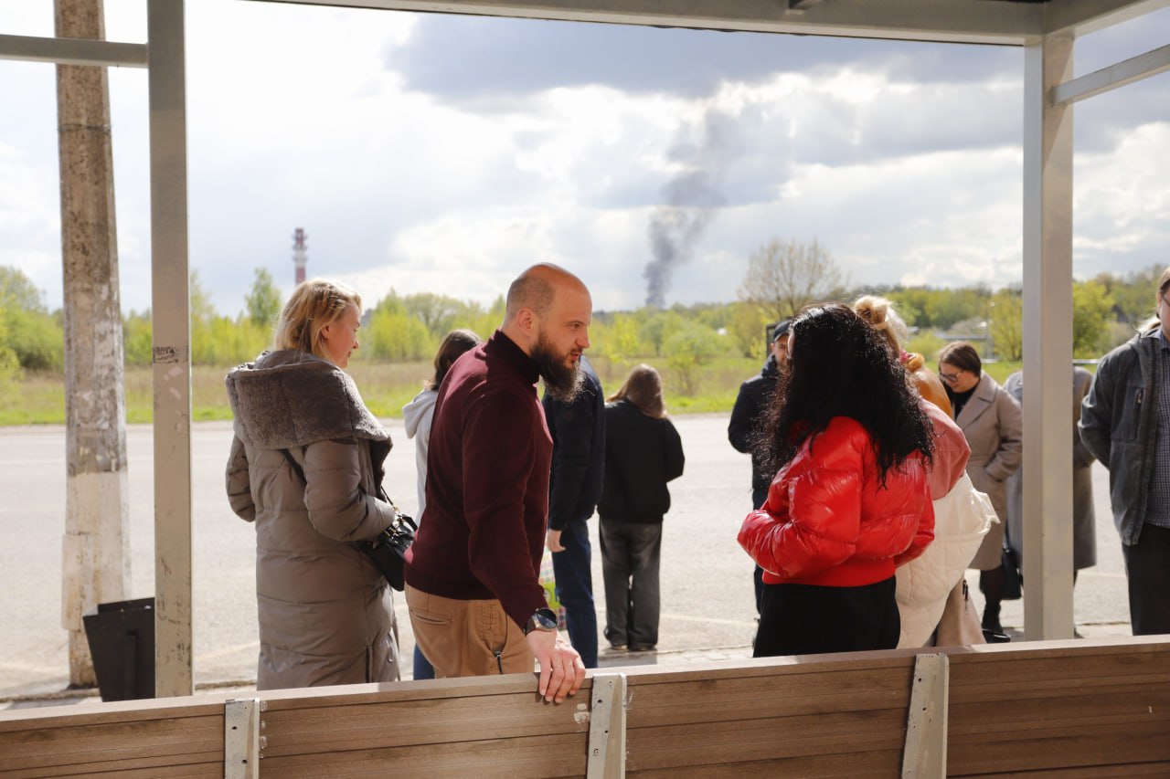 В рамках срочной выездной администрации начальник управления благоустройства Павел Никишкин вместе с коллегами провел встречу с жителями у автобусной остановки возле дома №15 на ул. Полевой