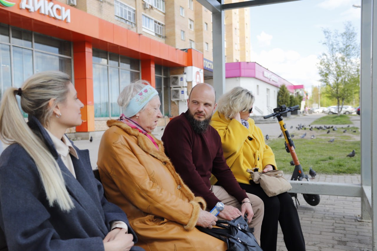 В рамках срочной выездной администрации начальник управления благоустройства Павел Никишкин вместе с коллегами провел встречу с жителями у автобусной остановки возле дома №15 на ул. Полевой