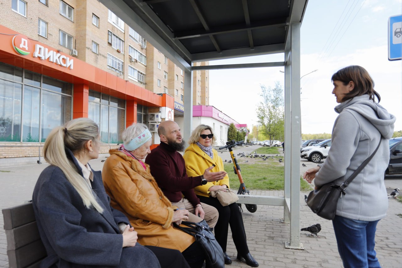 В рамках срочной выездной администрации начальник управления благоустройства Павел Никишкин вместе с коллегами провел встречу с жителями у автобусной остановки возле дома №15 на ул. Полевой