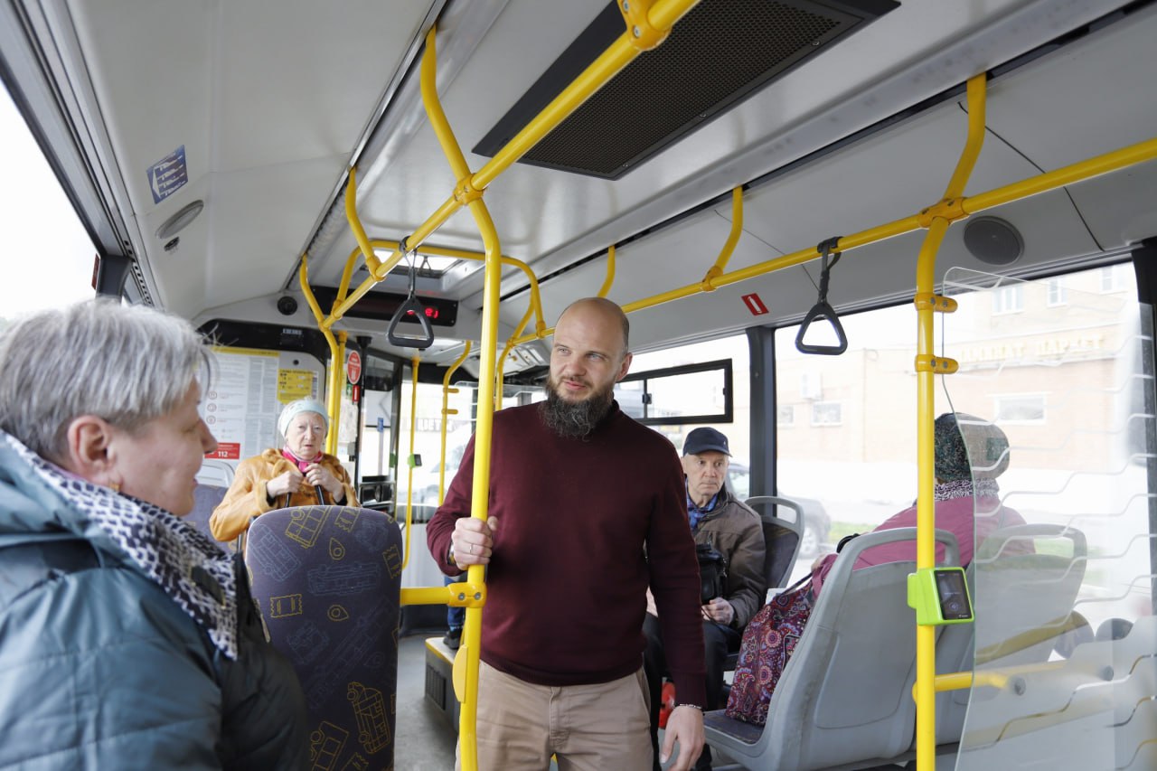 В рамках срочной выездной администрации начальник управления благоустройства Павел Никишкин вместе с коллегами провел встречу с жителями у автобусной остановки возле дома №15 на ул. Полевой