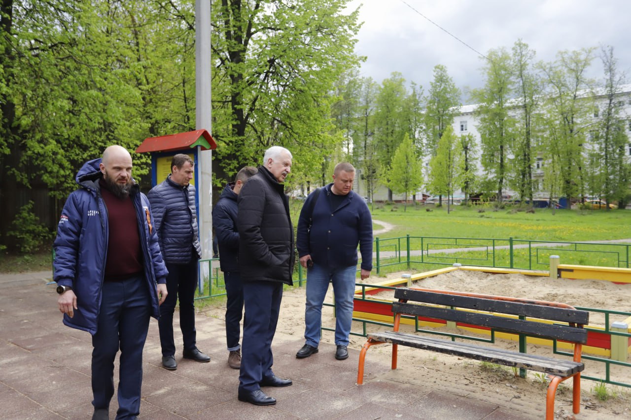 Первый заместитель главы городского округа Фрязино Сергей Горячев в рамках обхода территории проверил состояние детской игровой площадки во дворе дома №1 по улице Вокзальной