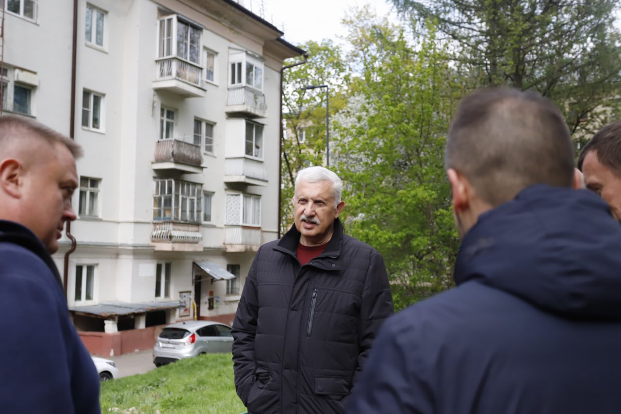 Первый заместитель главы городского округа Фрязино Сергей Горячев в рамках обхода территории проверил состояние детской игровой площадки во дворе дома №1 по улице Вокзальной