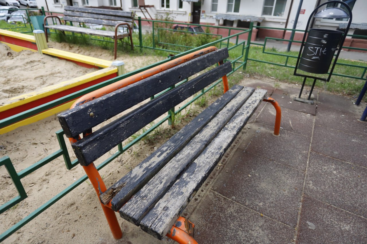 Первый заместитель главы городского округа Фрязино Сергей Горячев в рамках обхода территории проверил состояние детской игровой площадки во дворе дома №1 по улице Вокзальной