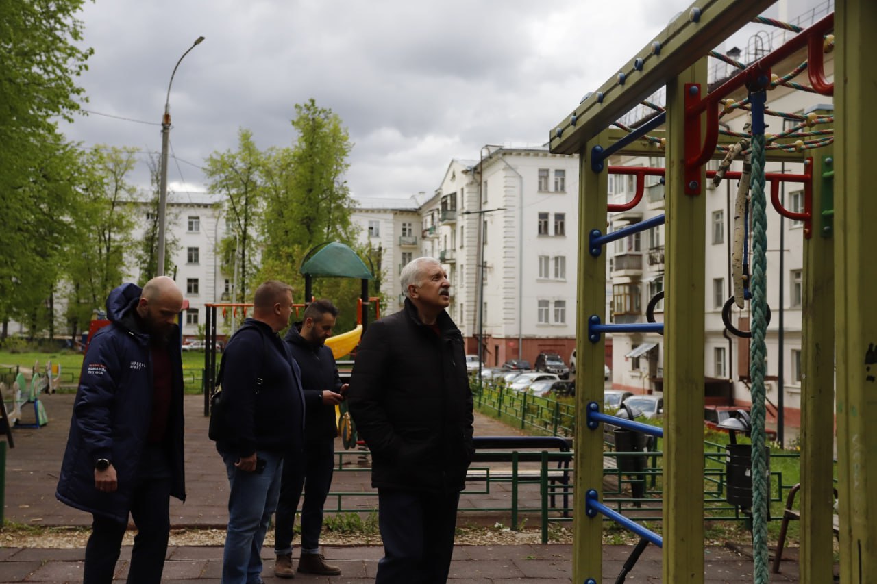 Первый заместитель главы городского округа Фрязино Сергей Горячев в рамках обхода территории проверил состояние детской игровой площадки во дворе дома №1 по улице Вокзальной
