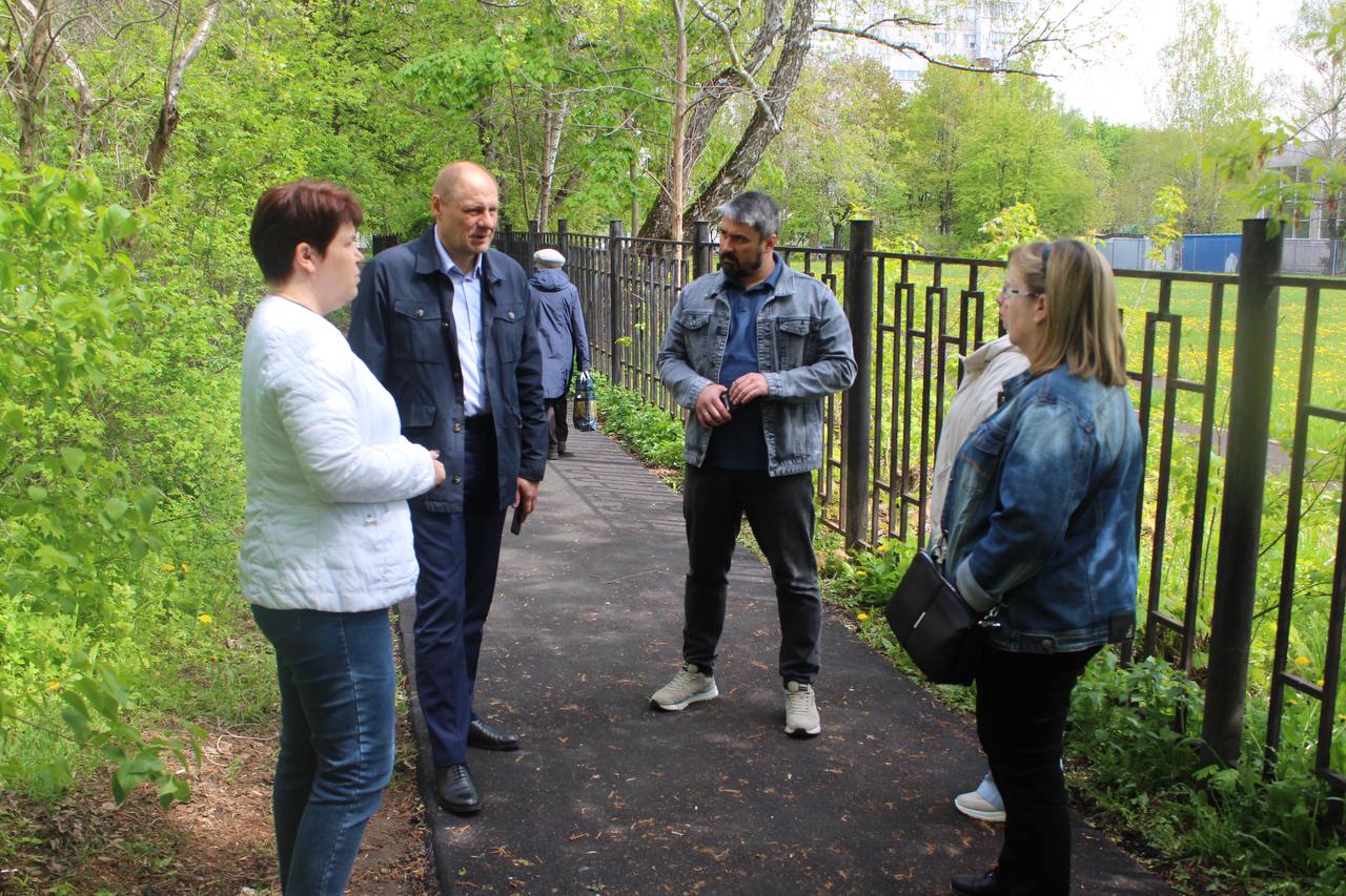 Заместитель главы городского округа Фрязино Антон Тропин совместно с депутатом городского Совета депутатов Сергеем Заком и представителями управляющей компании провел встречу с жителями дома 4к2 по проспекту Мира, посвященную вопросам уборки придомовой территории