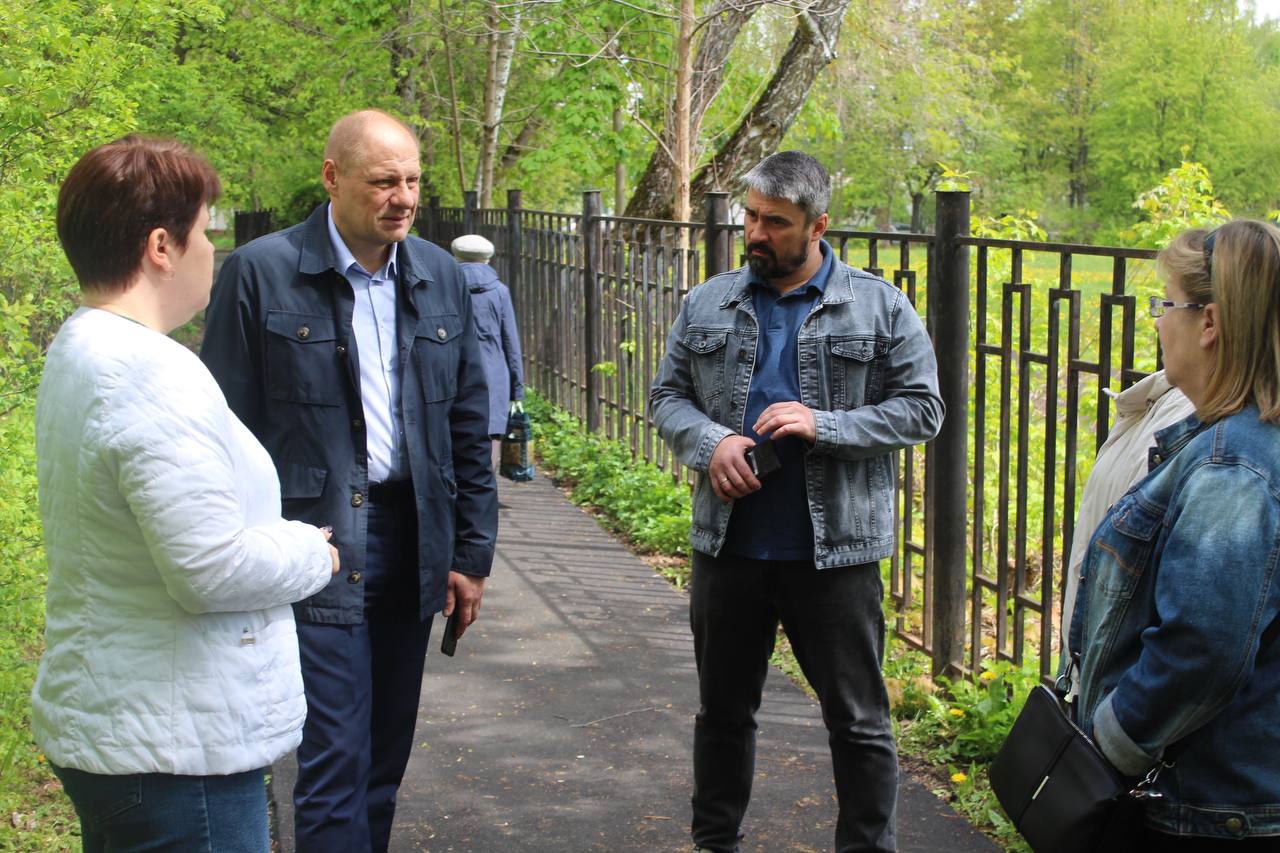 Заместитель главы городского округа Фрязино Антон Тропин совместно с депутатом городского Совета депутатов Сергеем Заком и представителями управляющей компании провел встречу с жителями дома 4к2 по проспекту Мира, посвященную вопросам уборки придомовой территории