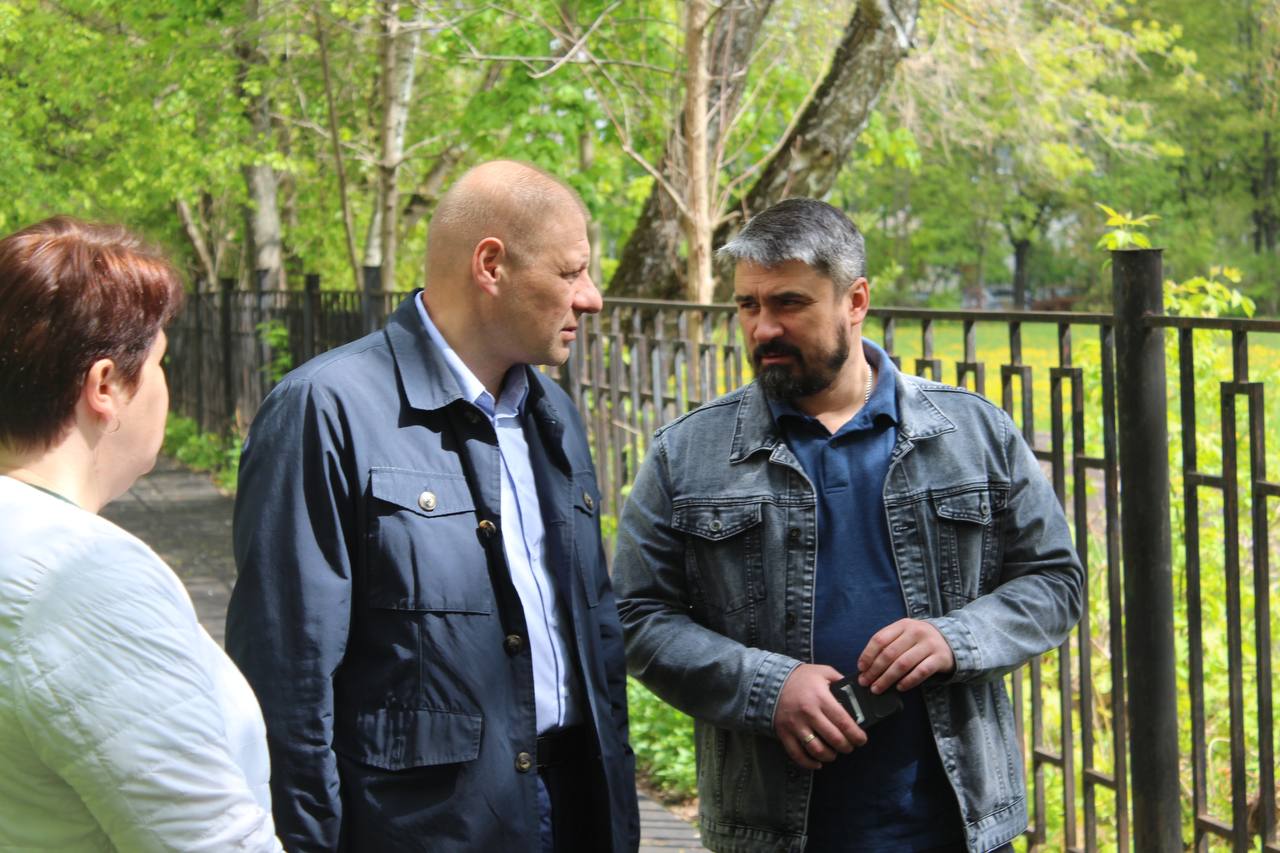 Заместитель главы городского округа Фрязино Антон Тропин совместно с депутатом городского Совета депутатов Сергеем Заком и представителями управляющей компании провел встречу с жителями дома 4к2 по проспекту Мира, посвященную вопросам уборки придомовой территории