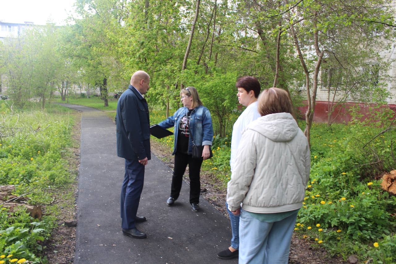 Заместитель главы городского округа Фрязино Антон Тропин совместно с депутатом городского Совета депутатов Сергеем Заком и представителями управляющей компании провел встречу с жителями дома 4к2 по проспекту Мира, посвященную вопросам уборки придомовой территории