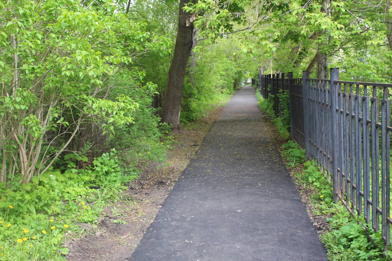 Заместитель главы городского округа Фрязино Антон Тропин совместно с депутатом городского Совета депутатов Сергеем Заком и представителями управляющей компании провел встречу с жителями дома 4к2 по проспекту Мира, посвященную вопросам уборки придомовой территории