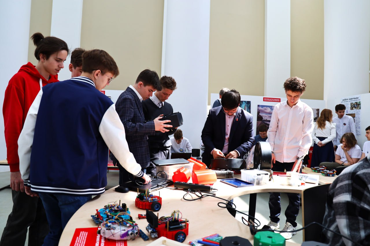 Подмосковные школьники представляют свои изобретения на выставке &laquo;Робостанция&raquo; на ВДНХ