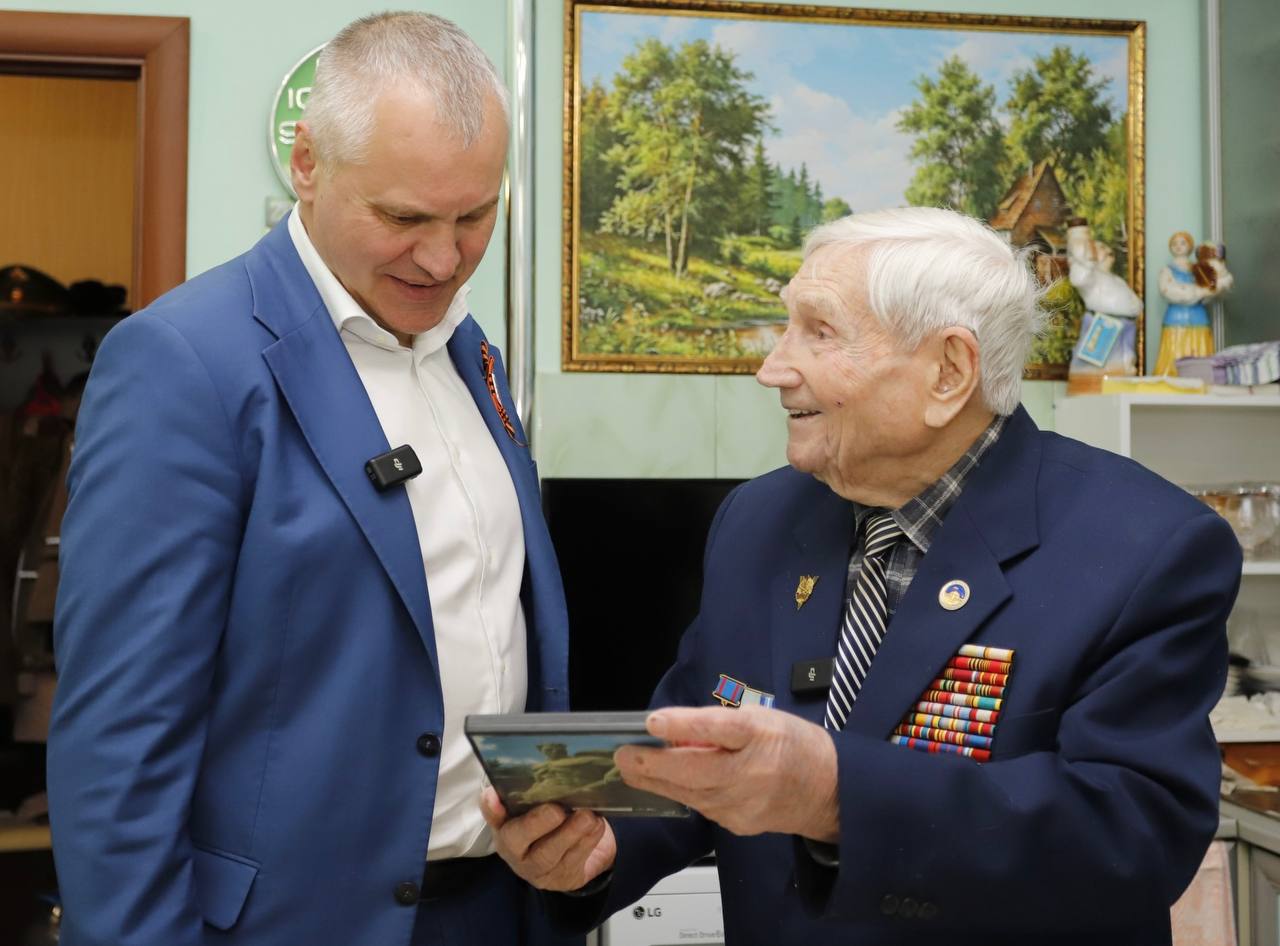 Глава городского округа Фрязино Дмитрий Воробьев навестил нашего прославленного ветерана-фронтовика Ивана Ивановича Жучкова