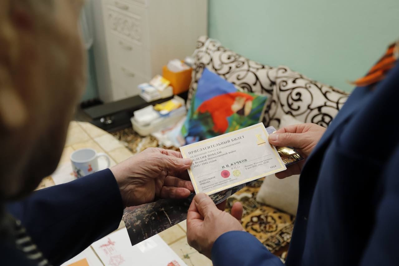 Глава городского округа Фрязино Дмитрий Воробьев навестил нашего прославленного ветерана-фронтовика Ивана Ивановича Жучкова