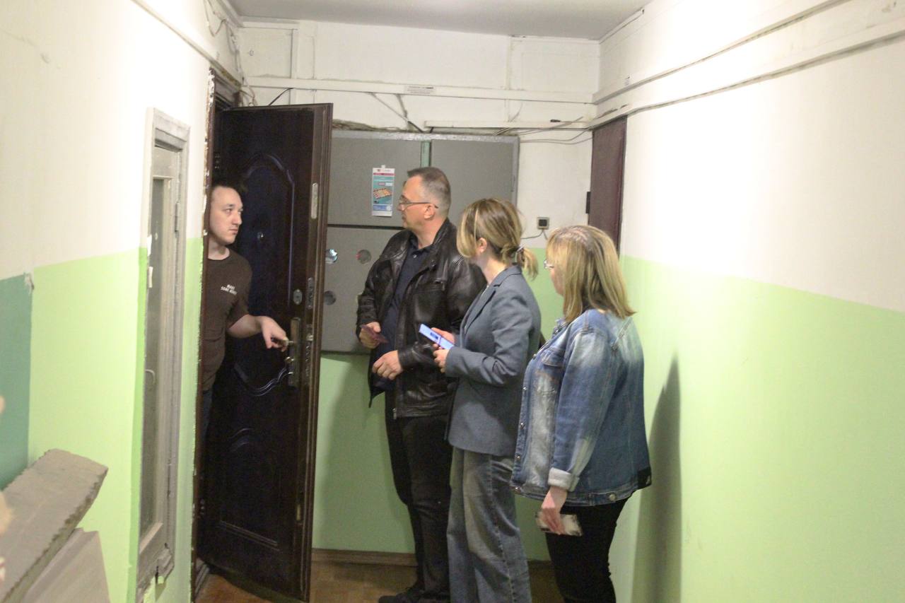 Заместитель главы городского округа Фрязино Виктория Оганезова совместно с представителем управляющей компании посетила дом №5 по проспекту Мира с целью проверки качества уборки лифта и тамбуров в подъезде