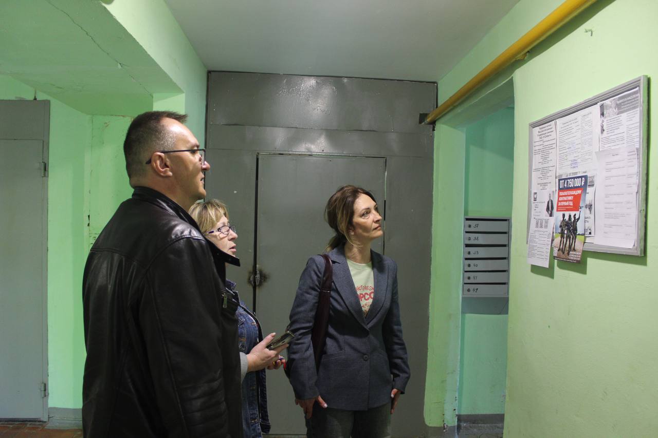 Заместитель главы городского округа Фрязино Виктория Оганезова совместно с представителем управляющей компании посетила дом №5 по проспекту Мира с целью проверки качества уборки лифта и тамбуров в подъезде