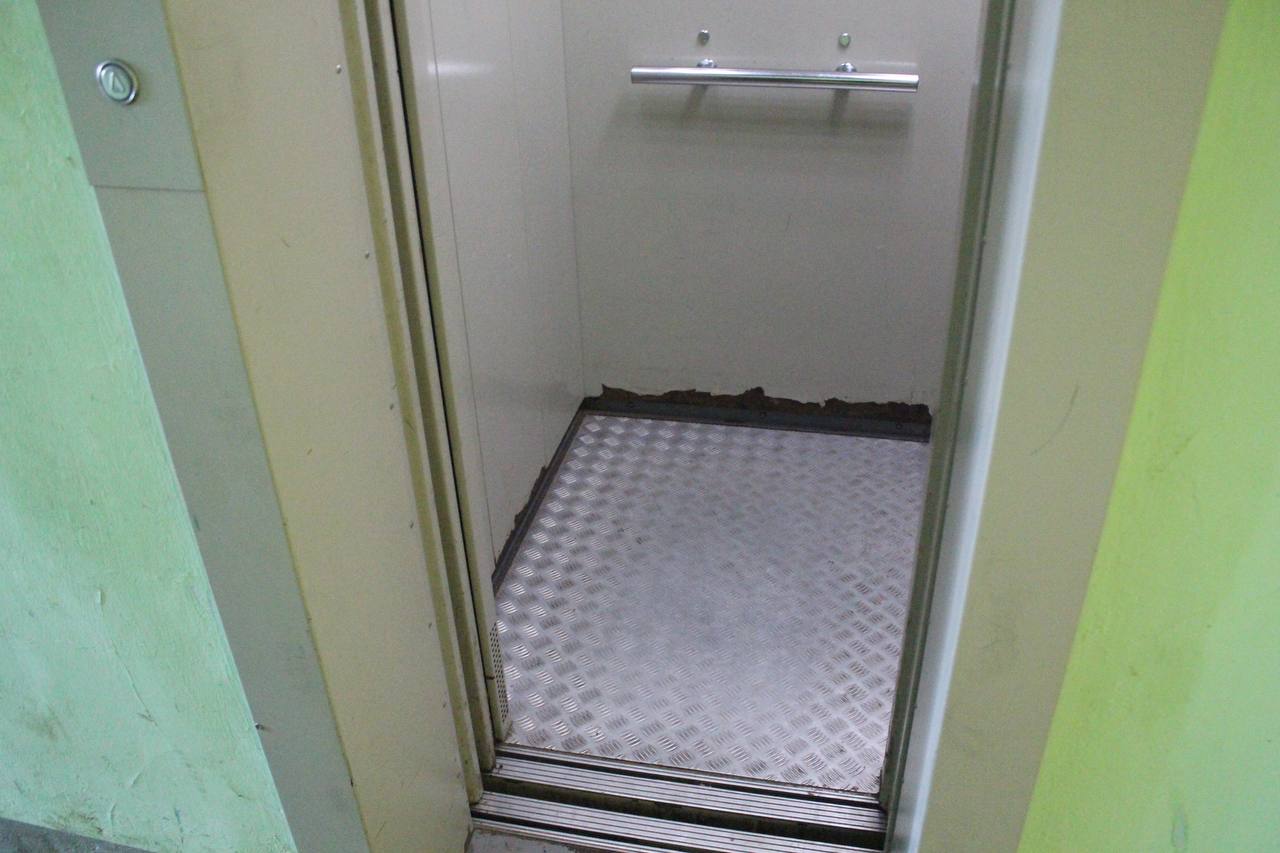 Заместитель главы городского округа Фрязино Виктория Оганезова совместно с представителем управляющей компании посетила дом №5 по проспекту Мира с целью проверки качества уборки лифта и тамбуров в подъезде