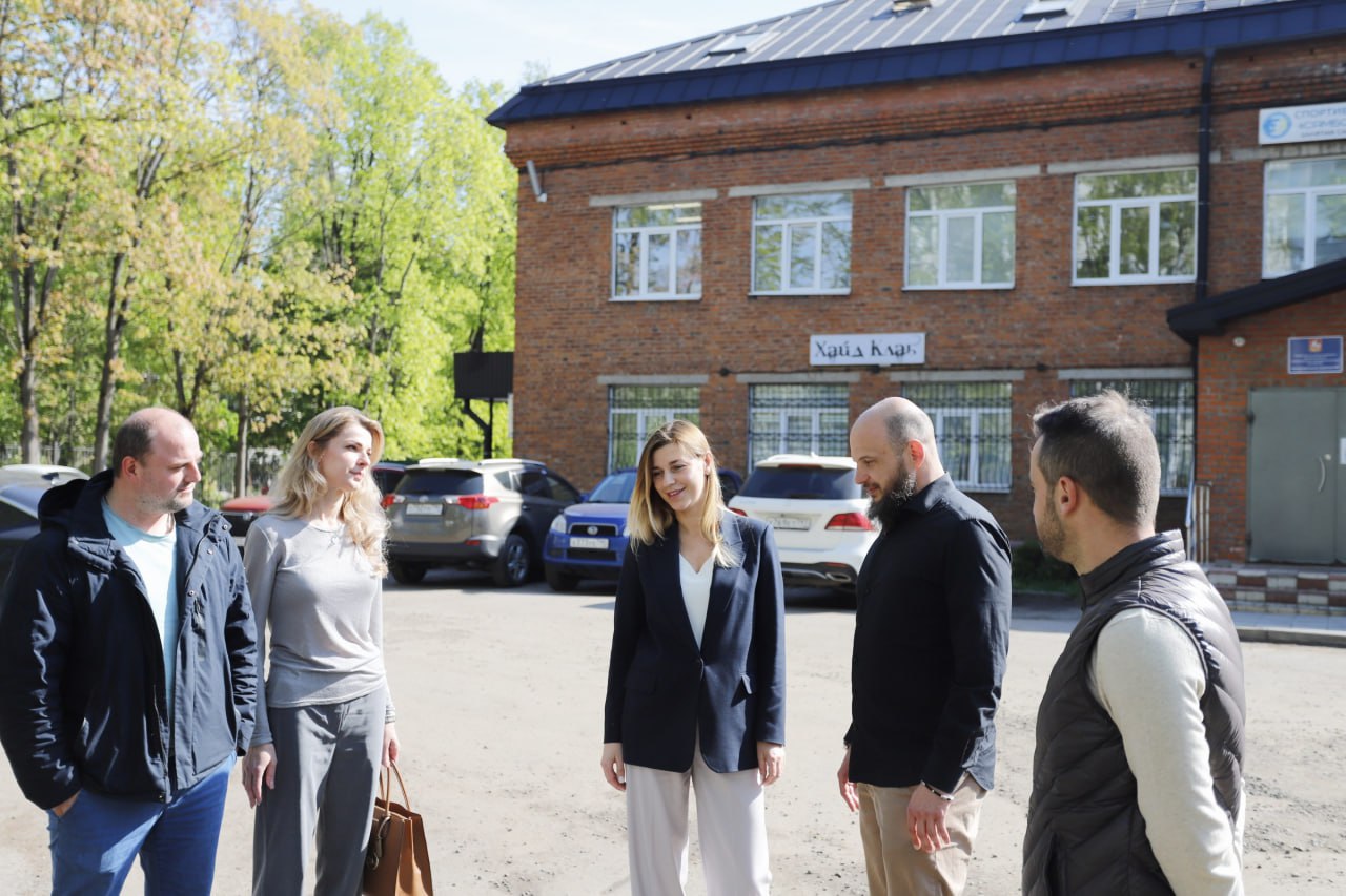 В рамках обхода территории заместитель главы г.о. Фрязино Наталия Князева проверила состояние подъезда к коммерческому объекту, расположенному в доме №22 по ул. Ленина