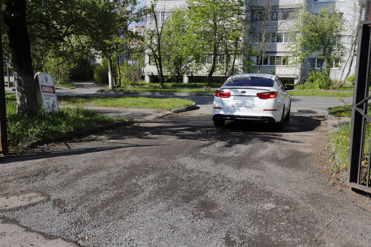 В рамках обхода территории заместитель главы г.о. Фрязино Наталия Князева проверила состояние подъезда к коммерческому объекту, расположенному в доме №22 по ул. Ленина