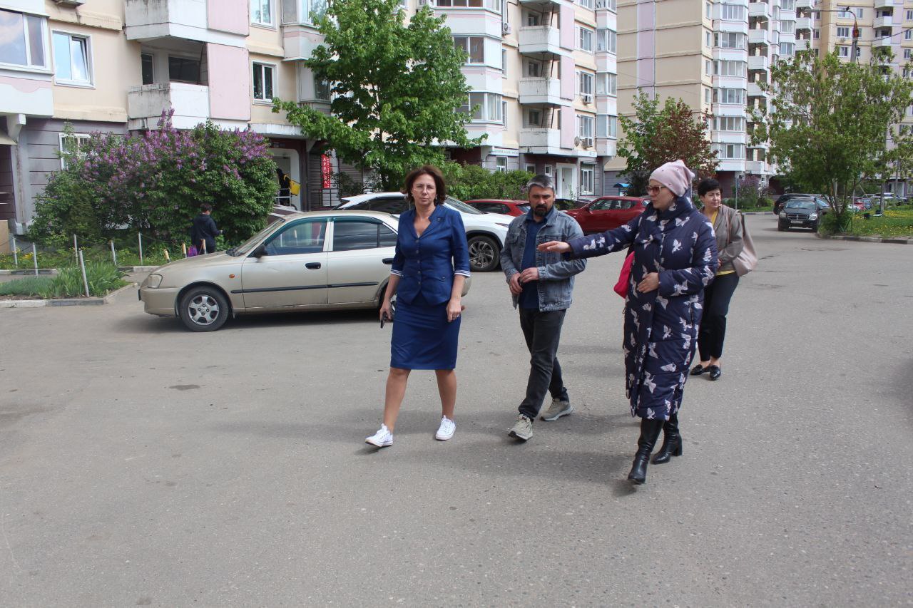 Заместитель главы городского округа Фрязино Юлия Шувалова провела встречу с жителями дома № 31 по проспекту Мира в рамках обхода территории округа