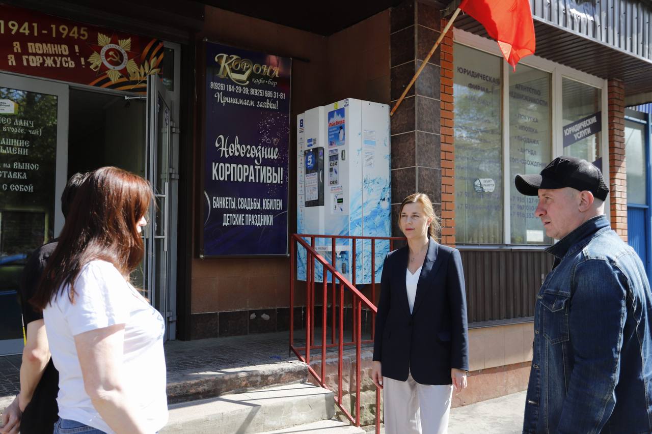 В рамках обхода территории первый заместитель главы г.о. Фрязино Наталия Князева провела встречу с представителями торговых объектов